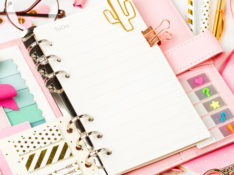 Choosing Your Planner: Exploring the Pros and Cons of Digital and Paper Options